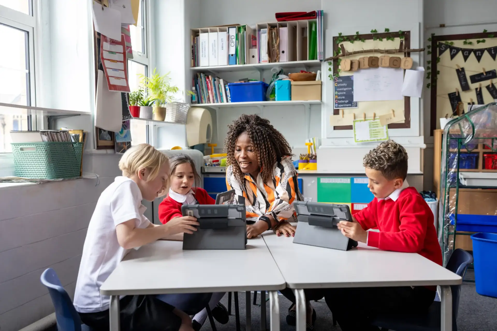 teacher sits at table with pupils 2048x1366 1